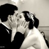 O beijo entre os noivos na cerimônia de casamento